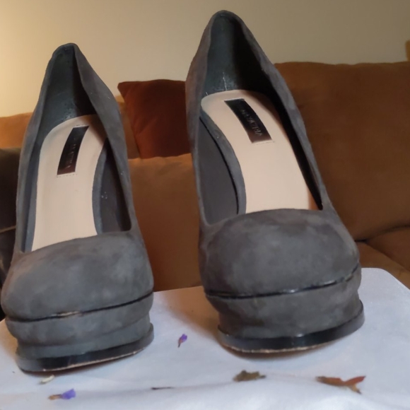 BCBGMAZRIA GRAY SUEDE PLATFORMS - Picture 6 of 12
